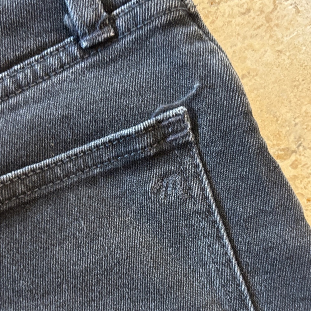 Madewell 28 High rise denim shorts with distressed hem- black - Picture 3 of 8